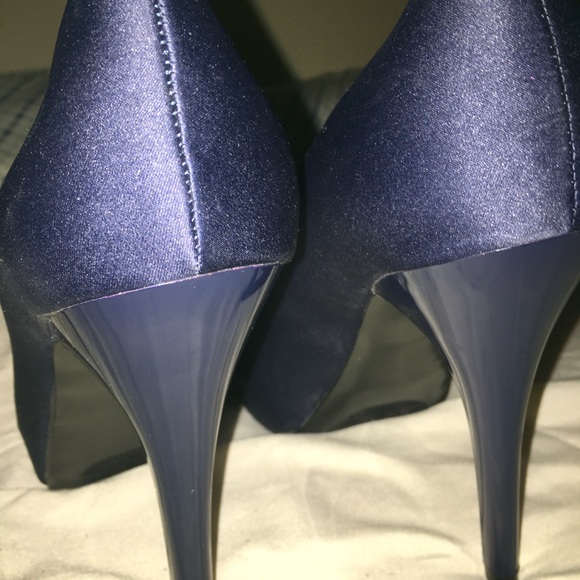 Guess Pumps - Picture 4 of 4